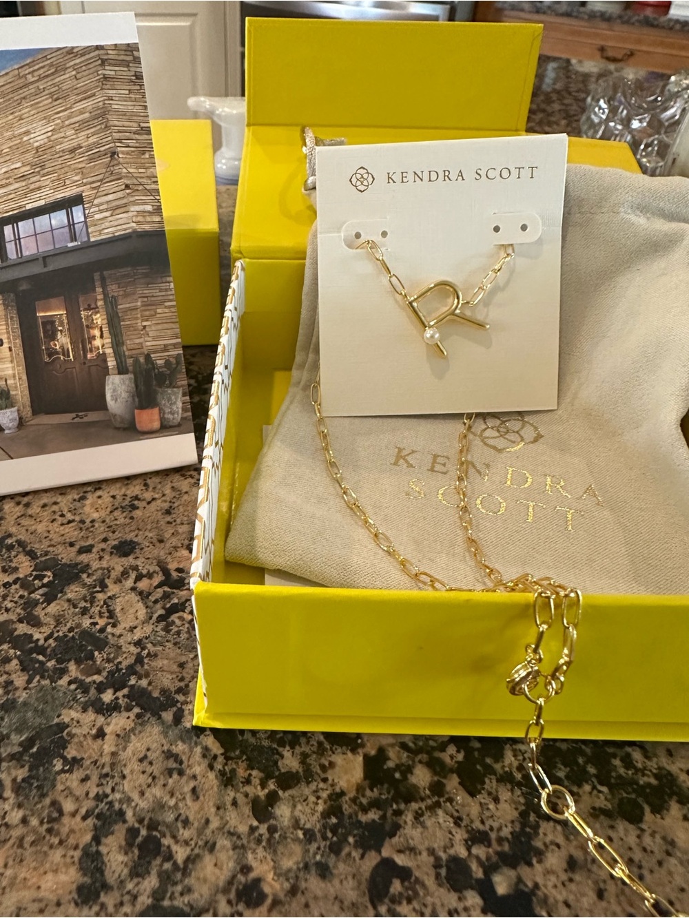 Kendra Scott Pearl Letter R Pendant Necklace- Gold White Pearl NEW - Picture 9 of 10
